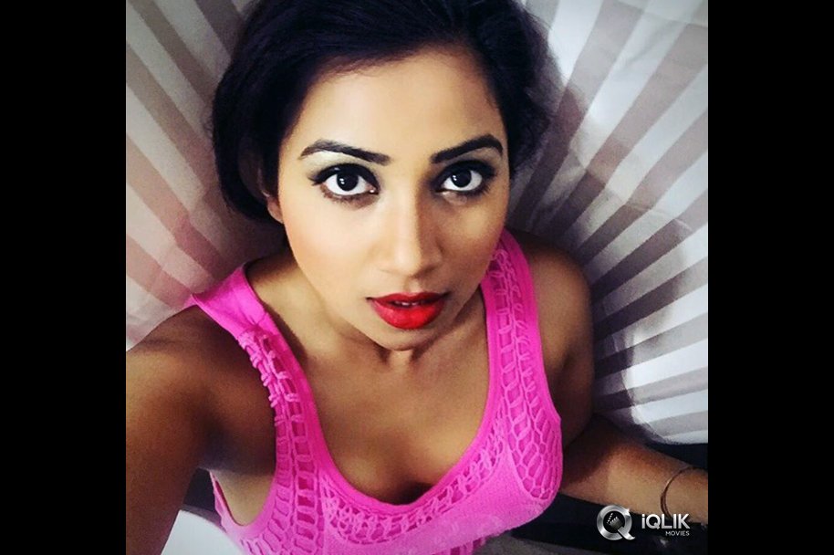 Shreya-Ghoshal-Selfie-Photos